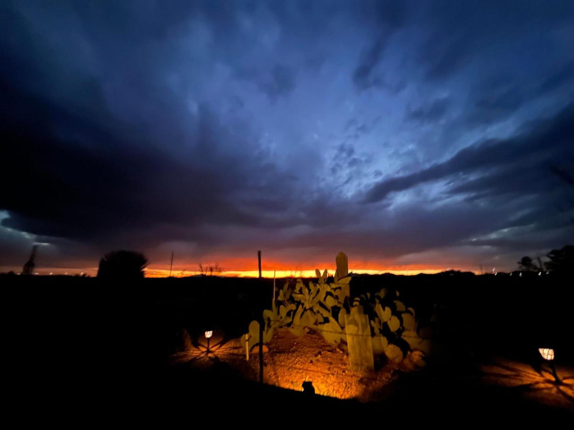 Hole In The Wall Getaway - Usa Mexico Border Bed And Breakfast Columbus 外观 照片