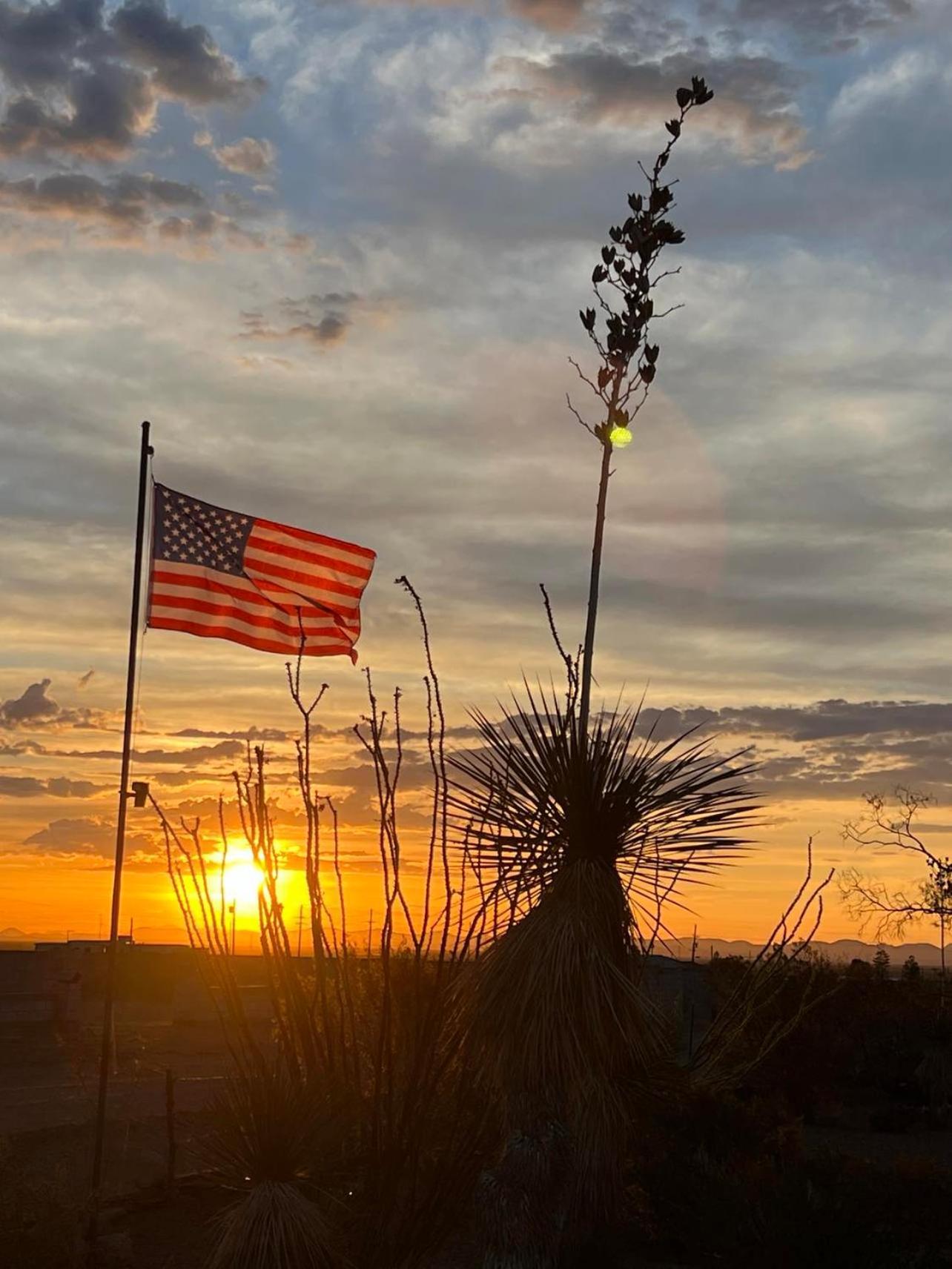 Hole In The Wall Getaway - Usa Mexico Border Bed And Breakfast Columbus 外观 照片