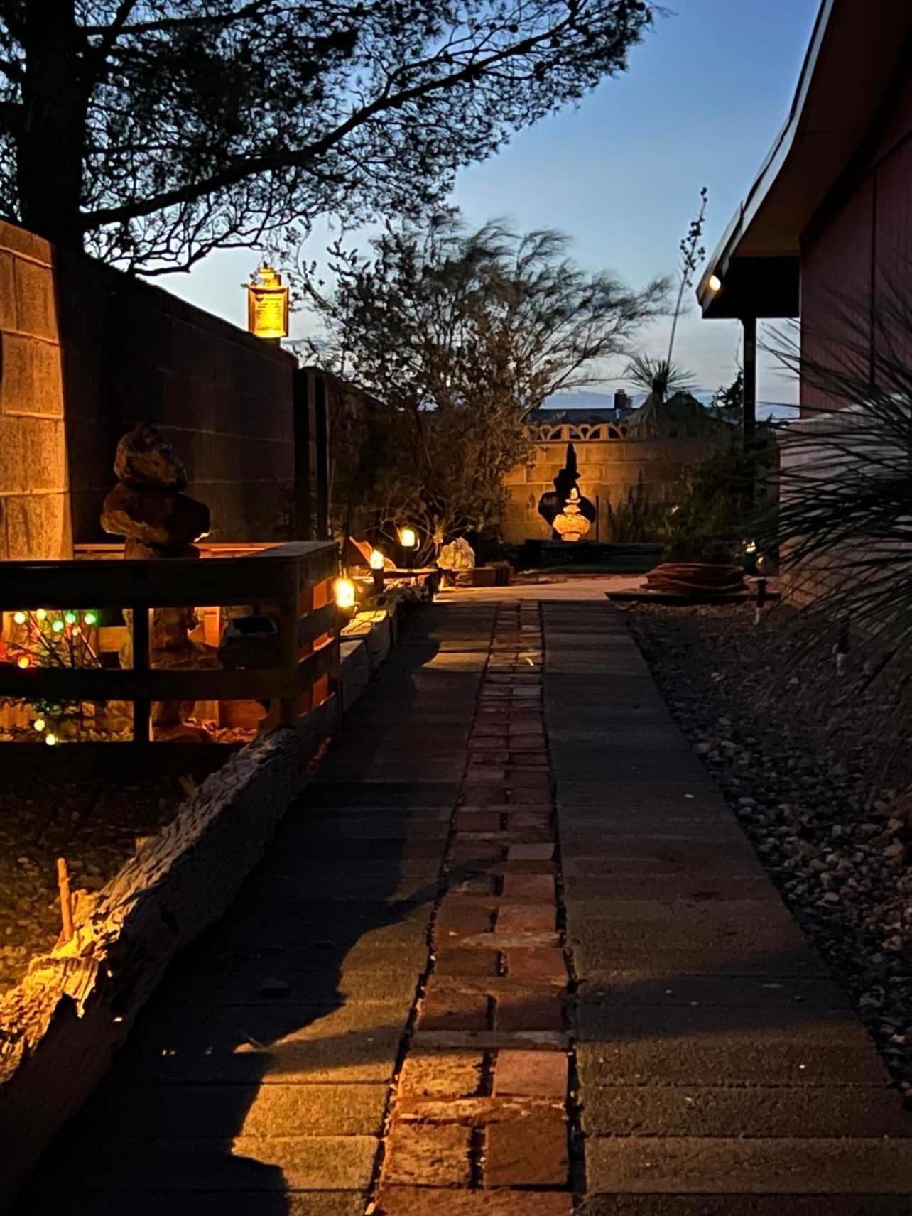 Hole In The Wall Getaway - Usa Mexico Border Bed And Breakfast Columbus 外观 照片